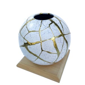 Comprend un socle en bois, des cadeaux kintsugi, un vase kintsugi, de l'art japonais pour réparer avec de l'or une poterie cassée, un bol kintsukuroi, de la poterie kintsugi