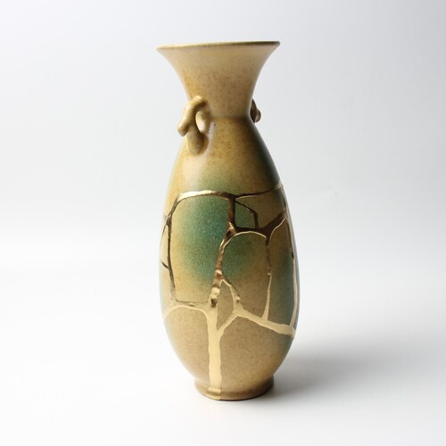 Kintsugi gifts, kintsugi bowl, Japanese art in repairing with gold a broken pottery, kintsukuroi shops bowl, kintsugi pottery