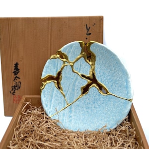 Kintsugi plate ,Kintsugi gifts, kintsugi bowl, Japanese art in repairing with gold a broken pottery, kintsukuroi bowl, kintsugi pottery