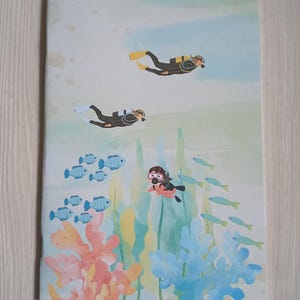 Peut inclure: Une illustration aquarelle de trois plongeurs en scaphandre explorant un récif corallien. Les plongeurs portent un équipement de plongée et sont entourés de coraux colorés, de poissons et d'algues. L'arrière-plan est un ciel bleu clair avec des nuages blancs.