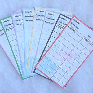 Peut inclure: Un ensemble de feuilles de budget colorées avec des motifs floraux. Chaque feuille a une bordure de couleur différente, notamment rose, vert, violet, bleu et noir. Les feuilles comportent des sections pour la catégorie, le solde de départ et la description.
