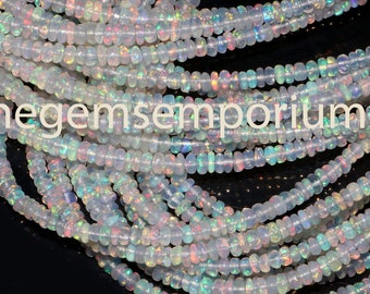 Könnte beinhalten: Eine Strähne aus weißen Opalperlen mit schillernden Regenbogen-Schimmern. Die Perlen sind klein und rund, und die Strähne ist etwa 40 cm lang.