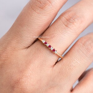 Delikat brudring med rubin och diamant, minimalistisk löftering, alternativt armband med rubin och diamanter, ring med naturlig ädelsten, stapelbara smycken