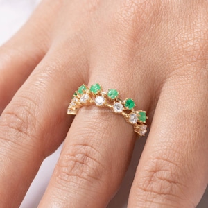 14K Solid Gold Emerald Eternity Band/Round Emerald Engagement Ring/Prong Set Green Gemstone Ring/Minimalist Wedding Band/Dainty Ring for Her