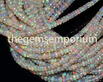 Könnte beinhalten: Eine Strähne aus irisierenden weißen Opalperlen. Die Perlen sind facettiert und haben einen Regenbogen-Schimmer. Die Perlen sind auf einem durchsichtigen Faden aufgefädelt.