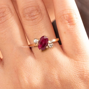Anillo de bodas con diamantes y rubí natural, anillo de compromiso minimalista, anillo de tres piedras, anillo de oro macizo de 14 quilates, regalo de promesa para novia, anillo hecho a mano