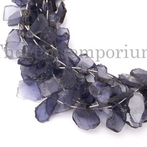 Peut inclure: Un brin de pierres précieuses d'améthyste violettes en forme de copeaux enfilées sur un fil d'argent. Les copeaux sont de forme et de taille irrégulières, certains étant plus translucides que d'autres.