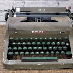 Antique Original Royal Aristocrat Typewriter – Vintage Collectible Manual Typewriter with Suitcase, Classic Working Office Decors or Gift.