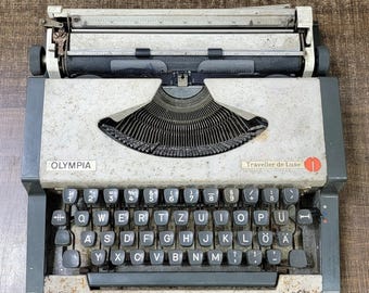 Vintage Olympia Traveller de Luxe Typewriter: Portable Manual Model with Case