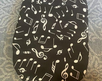 Notas musicales blancas sobre una cubierta de ostomía negra
