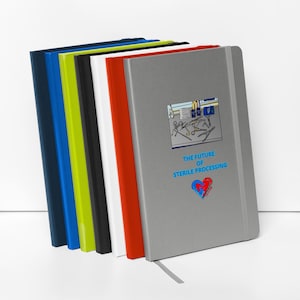 Puede incluir: Una colección de cuadernos de tapa dura en varios colores, incluyendo azul marino, azul, verde lima, negro, blanco, rojo y gris. El cuaderno gris presenta una ilustración y el texto "THE FUTURE OF STERILE PROCESSING."