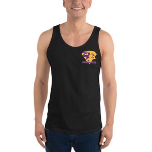 Op de afbeelding: Zwart mouwloos shirt met een kleine, ruitvormige afbeelding op de linkerbovenborst. De afbeelding heeft een paars en goud ontwerp met tekst. Het mouwloze shirt is mouwloos en gemaakt van een zacht materiaal.