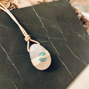 Colar Unissex de Quartzo Rosa – Pedra do Coração | Pingente de Pedra de Cura | Embalagem Zen | Cordão de Couro | Presente para Mindfulness | Caixa Premium (Opcional)