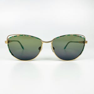 Gafas de sol estilo ojo de gato vintage de los años 80, montura de metal con estampado dorado, lentes degradadas verdes, italianas, nuevas sin usar.