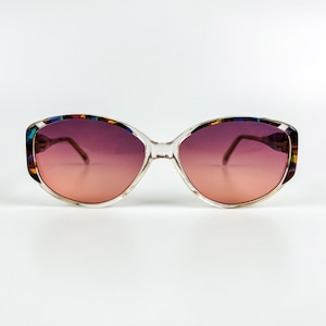 Puede incluir: Gafas de sol ovaladas transparentes con montura multicolor y lentes de color rosa.