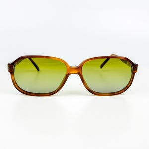 Vintage Sunglasses Safilo – 80s NOS Small Retro Brown Acetate Frame – Green Gradient Lenses – Woman & Man Eyewear – Made in Italy