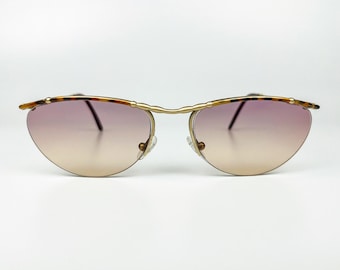 Occhiali da sole vintage anni '90, montatura in metallo dorato, lenti sfumate viola-gialle, design italiano, nuovi di zecca.