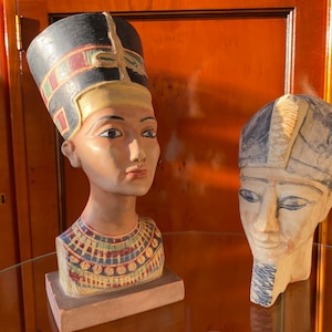 Vintage Nefertiti-bustebeeldhouwwerk | Beeld van terracotta Egyptische koningin | Gesigneerd G.F. Gemaakt in Frankrijk