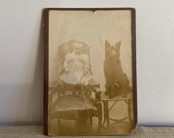 Antieke kastkaart portret kind met hond Victoriaans tijdperk Studiofoto vintage foto verzamelobject
