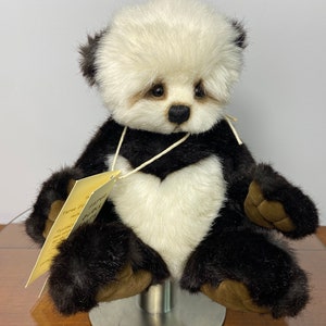 Handgjord nallebjörn Panda av Jenny Johnson – Three O'Clock Bears – Samlarobjekt i begränsad upplaga från konstnären