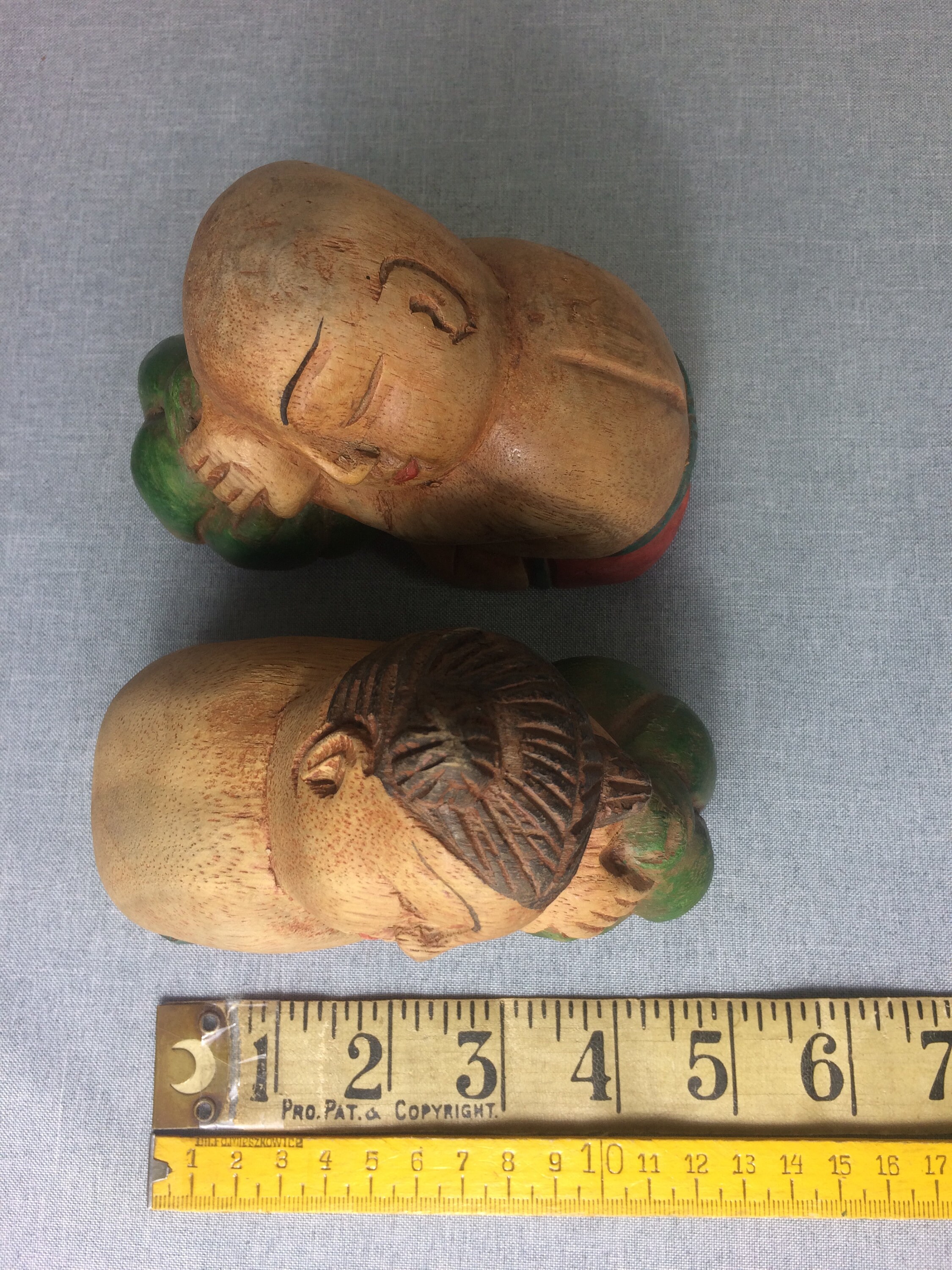 ヴィンテージ中国製木彫りの眠る子供像 - 男の子と女の子の2体セット 