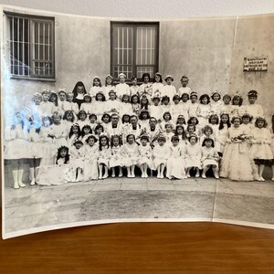 Fotografía antigua de niñas de primera comunión de Polonia. Retrato de ceremonia religiosa. Fotografía de niños polacos antiguos. Fotografía de estudio antigua.