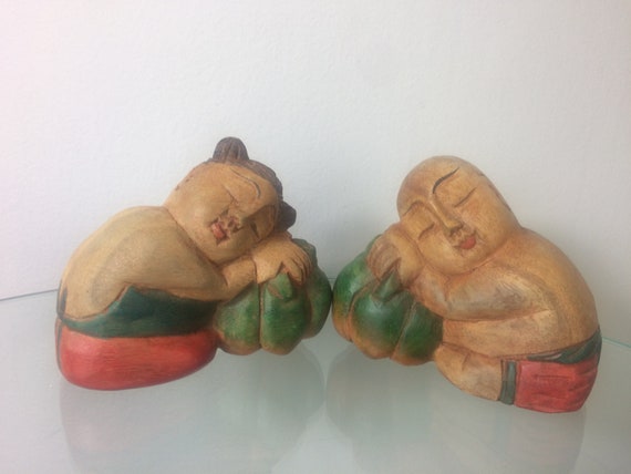 ヴィンテージ中国製木彫りの眠る子供像 - 男の子と女の子の2体セット 