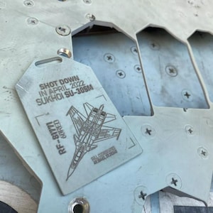 Brelok ze zestrzelonego Su-30 SM RF-81771, 60 czerwonych samolotów, prezent dla pilota, oryginalna etykieta, kolekcjonerstwo, UAF