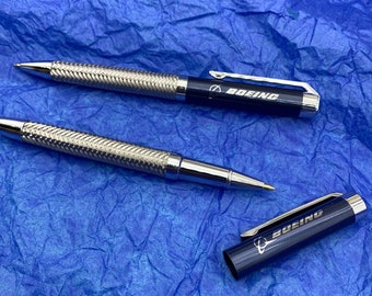 Ensemble Boeing Metal Pen, Stylo à bille en carbone Boeing, Cadeau pour pilote, Stylo avec avion, Stylo Boeing, Stylo aviation, Cadeau pilote, Cadeau pour lui, Voyage