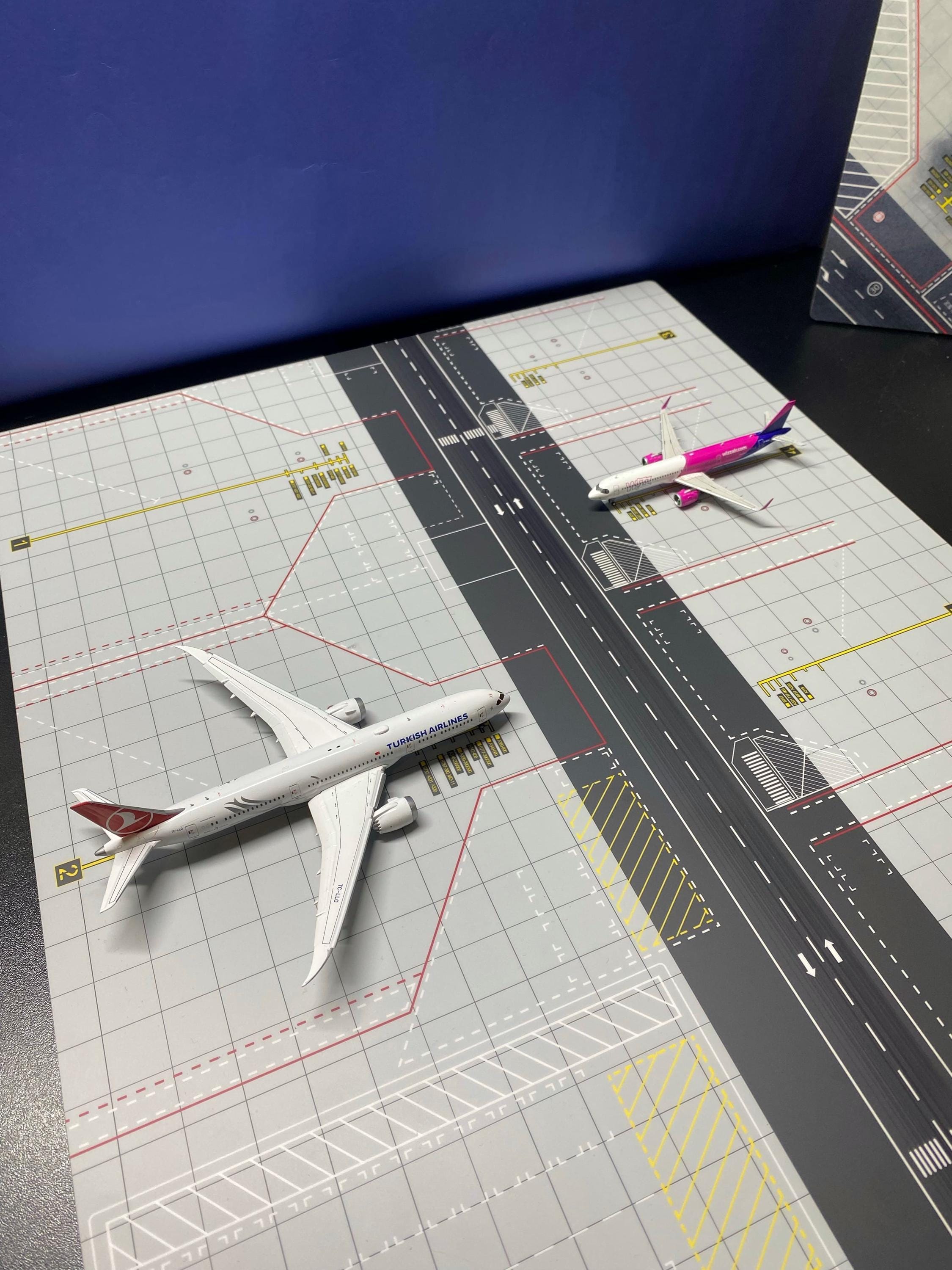 Airport Diorama Base 1:400, Runway, Taxiway, Apron, Wooden Airport Display Stand for Diecast Aircraft Models, Boeing, Airbus, Airport Layout
