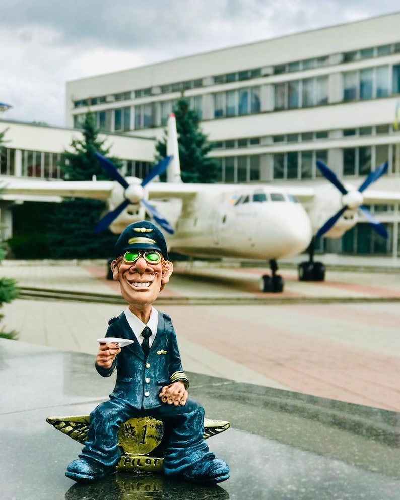 Aviation Figurines Pilot, Stewardess Statuette, Airplane, Plane, Airline, Captain, Co-pilot, Ceramic Statues, Crew, Statues, Home Decor Seated pilot - 16 cm