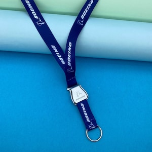 Lanière avec boucle de ceinture de sécurité Boeing, lanière bleu marine, lanière épaisse, cadeau Boeing pour pilote, cadeau pour hôtesse de l'air, AvGeek, logo Boeing