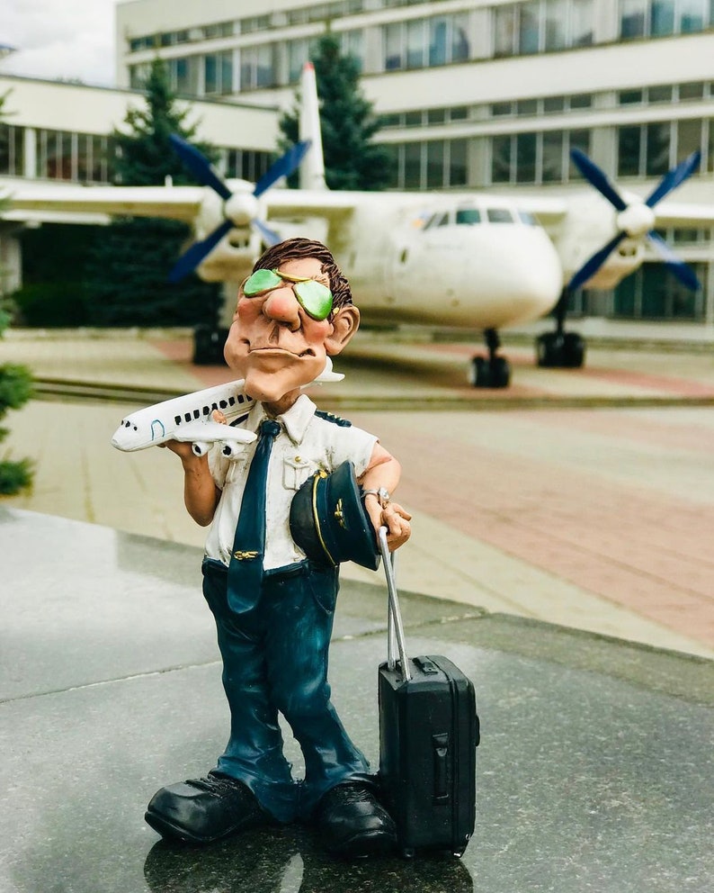 Aviation Figurines Pilot, Stewardess Statuette, Airplane, Plane, Airline, Captain, Co-pilot, Ceramic Statues, Crew, Statues, Home Decor Small pilot - 17 cm