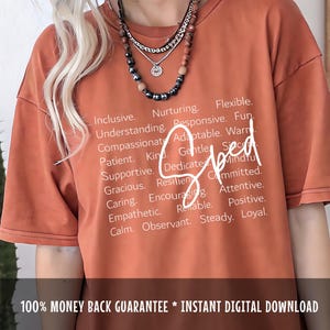以下が含まれることがあります： オレンジ色のTシャツ。筆記体で「Sped」の文字が書かれています。シャツには、「Inclusive（包括的）」、「Kind（親切）」、「Loyal（忠実）」など、肯定的な属性が白い文字でリストされています。