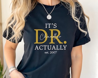 Maglietta personalizzata per la laurea in medicina: "In realtà è un dottore" con nome personalizzato. Regalo di laurea per dottorato di ricerca. Maglietta divertente per la classe del 2026.