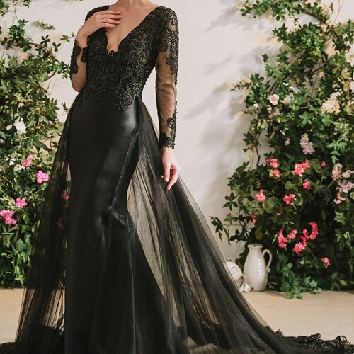 Beautiful Luxury Black Fitted Gothic 