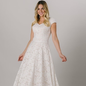 Beautiful Boho Vintage Lace Off White Wedding Dress with Cap Sleeves & Button Back. Size UK 24/US 20