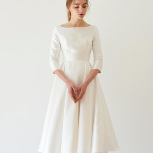 Schlichtes, schlichtes, knielanges Brautjungfern- oder Hochzeitskleid aus weichem Satin in Elfenbeinweiß