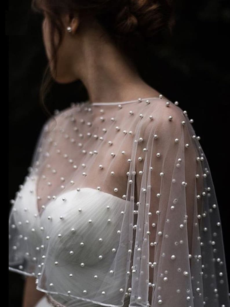 Hochzeitstrends 2022 - Brautkleider, Celestial, Tarot und mehr! Schönes weiches Schweizer Tüll & Perlen Braut Cape