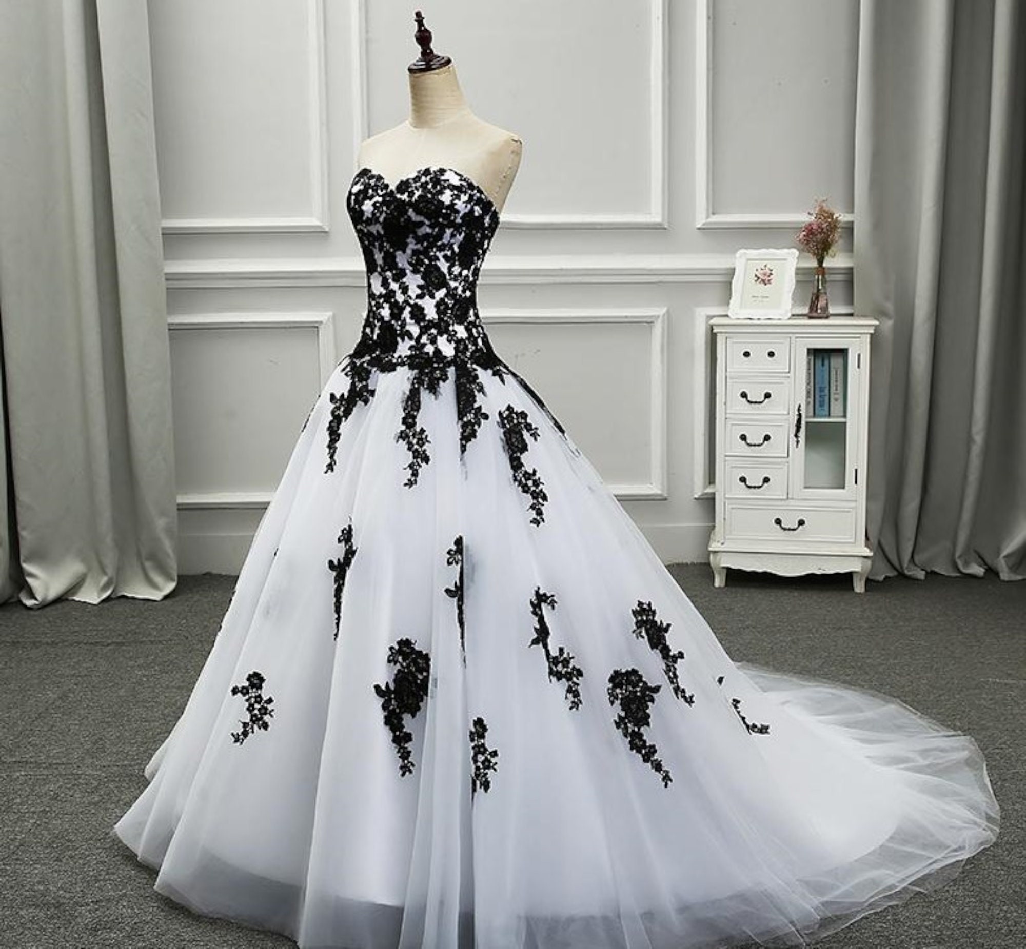 Hermoso vestido de novia blanco y negro con corpiño de corsé - Etsy México Hermoso vestido de novia blanco y negro con corpiño de corsé - Etsy México