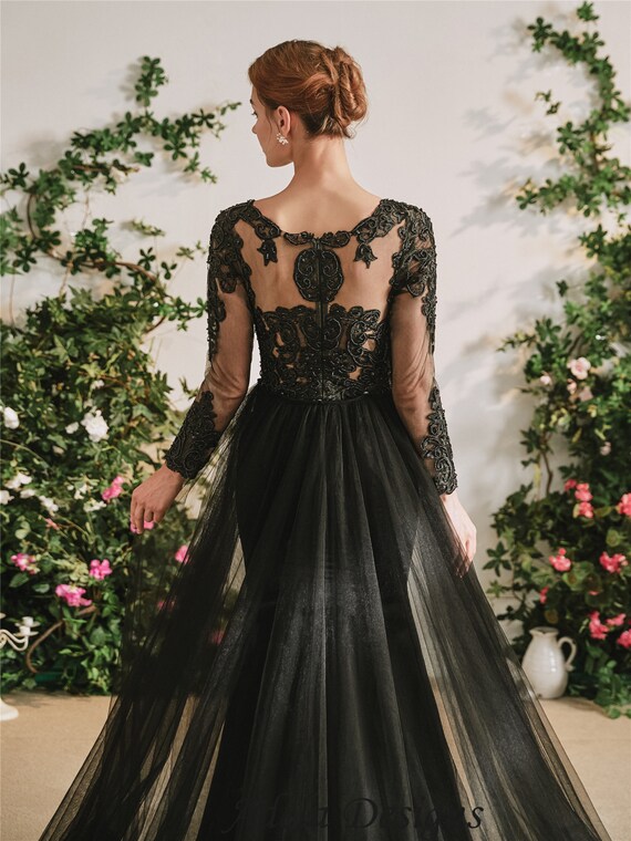 Beautiful Luxury Black Fitted Gothic 