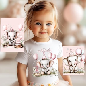 Könnte beinhalten: Weißes T-Shirt mit einer Aquarellillustration eines Baby-Elefanten mit Partyhut und Luftballons. Der Name "Natalie" steht über dem Elefanten. Zwei rosa Karten mit dem gleichen Elefanten-Design befinden sich auf beiden Seiten des Shirts.