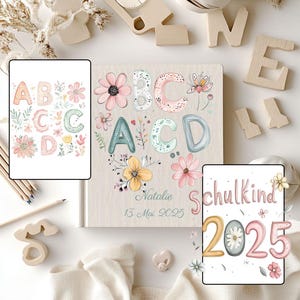 Könnte beinhalten: Ein personalisiertes Babybuch mit floralen ABCs und dem Namen "Natalie" und dem Datum "13. Mai 2025". Das Cover zeigt pastellfarbene Blumen und Buchstaben. Ein passender Druck und eine Karte mit dem Text "Schulkind 2025" sind ebenfalls zu sehen.