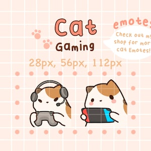 Op de afbeelding: Twee cartoon kat-emojis met verschillende uitdrukkingen. Eén kat draagt ​​een koptelefoon en houdt een videogamecontroller vast. De andere kat houdt een draagbare videogameconsole vast. De tekst "Cat Gaming" staat boven de katten. De tekst "emotes" staat boven de tekst "Check out my shop for more cat Emotes!" in een spraakballon. De tekst "28px, 56px, 112px" staat onder de katten.