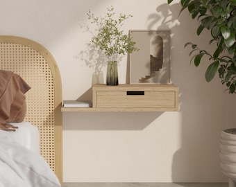 Table de chevet suspendue en bois avec un tiroir et une petite étagère latérale pour un livre/téléphone. Table de chevet suspendue en chêne.