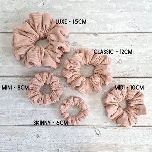 Pode incluir: Cinco tamanhos diferentes de scrunchies de cabelo canelados em uma cor marrom claro. Os scrunchies s&atilde;o rotulados com seu tamanho em cent&iacute;metros: LUXE - 15CM, CLASSIC - 12CM, MIDI - 10CM, MINI - 8CM e SKINNY - 6CM.