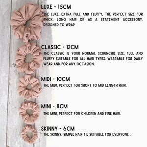 Pode incluir: Cinco tamanhos diferentes de scrunchies para cabelo em cor castanho claro. Os scrunchies est&atilde;o dispostos do maior para o menor, com o scrunchie maior na parte superior e o menor na parte inferior. Os scrunchies est&atilde;o etiquetados com o seu tamanho em cent&iacute;metros: LUXE - 15CM, CLASSIC - 12CM, MIDI - 10CM, MINI - 8CM, SKINNY - 6CM.
