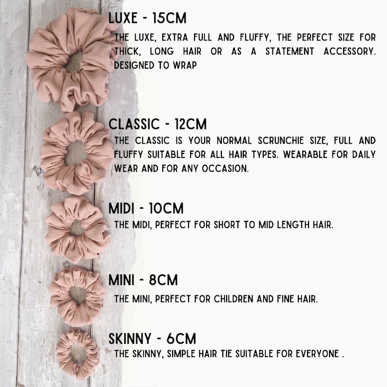 Pode incluir: Cinco tamanhos diferentes de scrunchies para cabelo em cor castanho claro. Os scrunchies est&atilde;o dispostos do maior para o menor, com o scrunchie maior na parte superior e o menor na parte inferior. Os scrunchies est&atilde;o etiquetados com o seu tamanho em cent&iacute;metros: LUXE - 15CM, CLASSIC - 12CM, MIDI - 10CM, MINI - 8CM, SKINNY - 6CM.