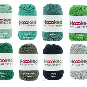 Può includere: Otto gomitoli di filato Hoooked Soft Cotton DK in varie tonalità di verde, blu e grigio. I colori sono Marseille Mint, Tokio Turquoise, Oslo Fern, Singapor Green, Seattel Jade, Paramaribo Palm, Paris Jeans e New York Grey.