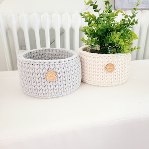 Basket crocheted round hygiene basket, cosmetic basket, room decoration basket, bathroom equipment, gift basket, baby room storage round